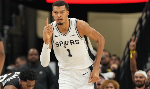 有点慌了！艾顿切入接球抛投直接被文班亚马大帽拒绝