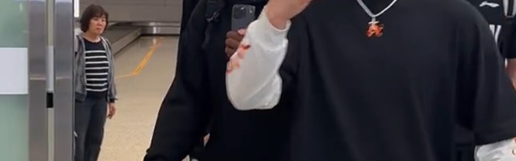 b体育-上海男篮抵沪！众人接机，李弘权开心，卢伟洛夫顿淡定，白边圈粉