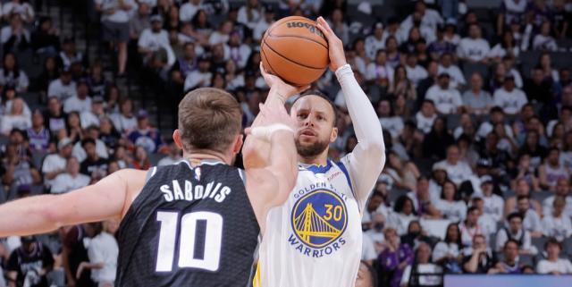 1713260707198035491.jpg 941245b6-steph-curry-sabonis-kings-warriors.jpg